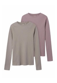 Zwei Langarmhemden in Beige und Maulbeere, aus geripptem Stoff. Beide haben runde Ausschnitte und einen lässigen Schnitt.