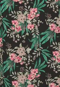 Tecido preto com um padrão floral, apresentando flores cor-de-rosa e folhas verdes, exibindo várias formas de plantas e detalhes botânicos sofisticados.