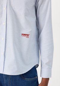 Pompeii STRIPE SKY OXFORD SHORT - Camicia - sky