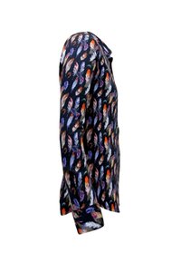 Langsleeve shirt met een donker marineblauwe achtergrond en een kleurrijk verenpatroon. Beschikt over een klassieke kraag en een knoopsluiting aan de voorkant. Gladde textuur.
