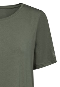 Camiseta de manga corta verde oliva hecha de una tela suave. Presenta un cuello redondo y un sutil detalle bordado en la manga. Diseño simple.