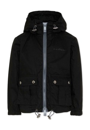 Czarna kurtka z kapturem na zamek z przodu, dwie kieszenie z klapkami i guzikami, regulowane sznurki przy kapturze i na dole oraz subtelne logo "John Richmond".