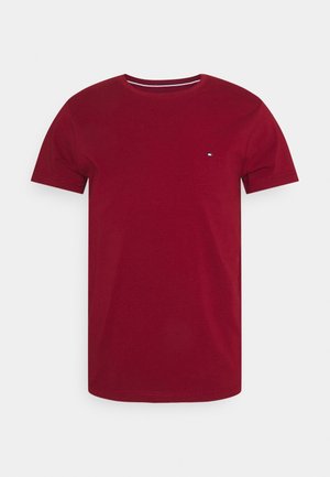 T-shirt in cotone rosso con maniche corte, scollatura a girocollo e piccolo logo sul petto. Tessuto liscio e vestibilità standard.