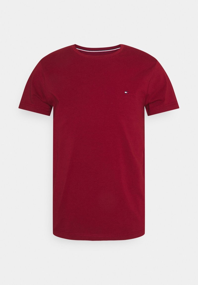 T-shirt en coton rouge à manches courtes, col rond, avec un petit logo sur la poitrine. Texture lisse et coupe standard.