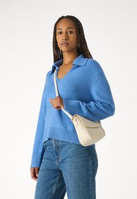 Abercrombie & Fitch DUKE TEXTURAL NOTCH NECK - Jersey de punto - ebb and flow