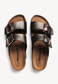 Sandali in pelle nera con due cinturini regolabili e fibbie in metallo, dotati di soletta imbottita beige e suola testurizzata. Marca: Tamaris.