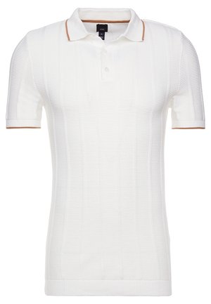 Wit gebreid poloshirt met korte mouwen, subtiele verticale ribbels en bruine bies aan de kraag en mouwranden.