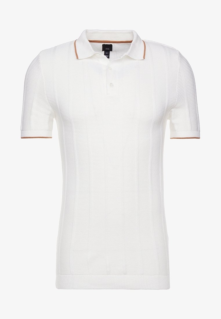 Polo en maille blanche à manches courtes avec un subtil côtes verticales et un liseré marron au niveau du col et des bords des manches.