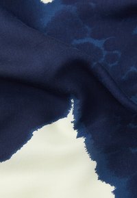 Marimekko KESKIÖ KEHÄKUKKA UNISEX - Foulard - light yellow/dark blue