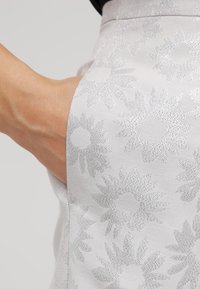 Taifun Falda acampanada - grey
