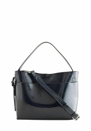 Borsa a secchiello in vernice blu navy con forma strutturata. Presenta una tracolla staccabile e un manico curvo. Texture liscia.