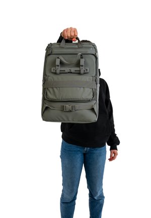 Grauer Rucksack mit mehreren Fächern, Riemen und einem Griff. Verfügt über eine strukturierte Oberfläche und verstellbare Schnallen zum Verschließen.