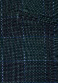 Teksturowana wełniana tkanina w ciemnozielonym kolorze z wzorem w kratę, z niebieskimi liniami. Materiał ma plecioną, siatkową strukturę.