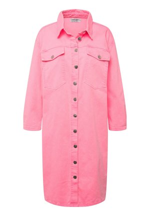 Roze dennenhemdjurkje met een kraag, knoopsluiting, twee forntzakken en lange mouwen. Heeft zilveren knoopaccenten.