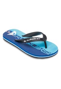 Blå flip-flop med en tekstureret fodseng, sorte gummistropper, hvidt logo og en kontrasterende blå- og grøn-gradiant på indersålen.