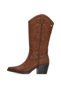 Bota vaquera de cuero marrón con punta afilada, altura a media pantorrilla, costuras decorativas y tacón apilado. Cuenta con una pestaña en la parte superior.