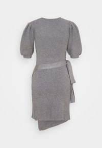 Robe en tricot gris avec une texture côtelée, des manches courtes à volants et une ceinture à nouer à la taille. L'ourlet asymétrique ajoute un détail unique.