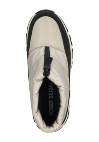 Helles graues Slipper-Schuh mit einem strukturierten schwarzen Akzent. Verfügt über eine schwarze Schlaufe zum Anziehen und einen gepolsterten Kragen für zusätzlichen Komfort. Branding auf der Innensohle sichtbar.