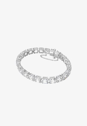Bracciale in tonalità argento con cristalli trasparenti a taglio rettangolare, realizzato in un design ad anelli, dotato di chiusura sicura e catena di estensione.