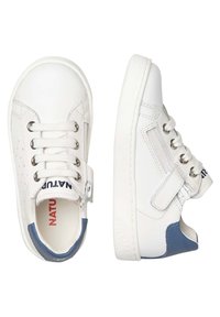 Sneakers bianchi in pelle con accenti blu, dotati di lacci, una fascia in Velcro, design perforato e suole in gomma testurizzata per una maggiore aderenza.