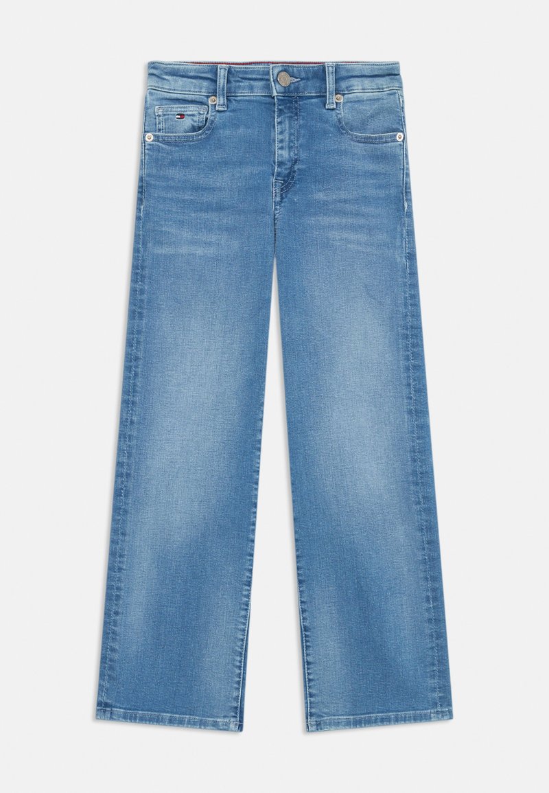 Ανοιχτό μπλε παντελόνι σε φαρδιά γραμμή με ψηλή μέση, πέντε τσέπες και μεταλλικό κλείσιμο με επωνυμία.