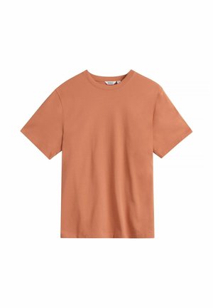 Effen terracotta oranje katoenen T-shirt met korte mouwen en ronde hals, maat medium, plat neergelegd op een witte achtergrond.