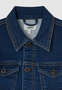 Denimová bunda s tmavě modrou barvou, klasickým límcem, dvěma předními kapsami s knoflíky a kontrastním šitím. Štítek viditelný uvnitř límce.