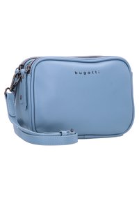 Borsa a tracolla in similpelle azzurro chiaro con una forma rettangolare slanciata, doppia cerniera e logo "bugatti" stampato in nero.