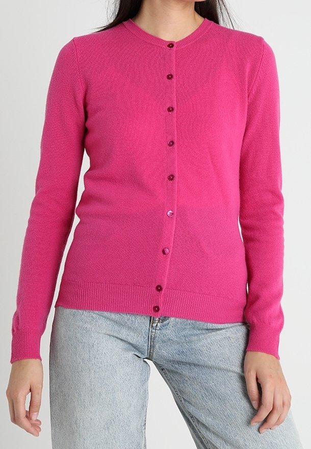 Fuchsia stickad cardigan med långa ärmar, rund halsringning och knappstängning med matchande knappar. Mjuk textur med ribbad fåll.