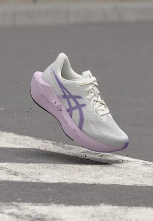 ASICS, NOVABLAST 6 - Обувки за бягане по асфалт - white/murasaki