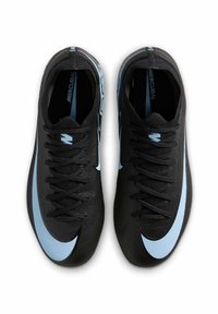 Botas Nike Mercurial negras con acentos en azul claro, que cuentan con una superficie texturizada, diseño de cordones y un logo de swoosh pronunciado.
