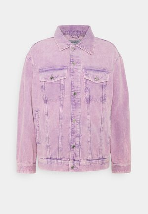 Veste en velours côtelé violet clair avec fermeture à boutons sur le devant, deux poches poitrine à rabat et poches latérales, avec un col classique et des manches longues.