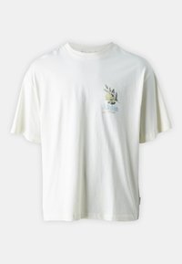 Camiseta de algodón blanca con mangas cortas. Presenta un diseño floral y el texto "Lisboa Limão" impreso en colores pastel en la parte delantera.