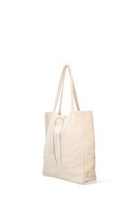 Borsa tote in suede beige chiaro con chiusura a nodo, due manici lunghi e design non strutturato. Texture liscia e aspetto minimalista.