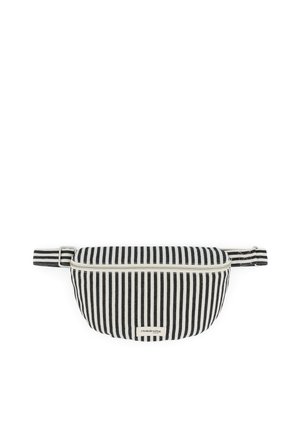 Sac banane compact en tissu rayé vertical noir et blanc avec fermeture éclair sur le dessus et sangle réglable, étiqueté "rivedroite Paris."