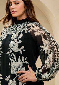 Lipsy PLUS SIZE FIT FLORAL BORDER - Päevakleit - monochrome