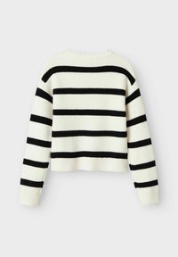 Weißer Strickpullover mit breiten schwarzen horizontalen Streifen und gerippten Bündchen und Saum, auf einem hellen Hintergrund flach ausgebreitet.