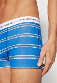 Tommy Hilfiger SIGNATURE 3P TRUNK PRINT - Boxers - stripe/denim/vibrant indigo
