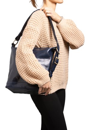 Navy-Leder-Shopper mit glänzender Oberfläche, breiter Öffnung, verstellbarem Tragegurt und goldfarbener Verschlussdetails. Weiche Textur.