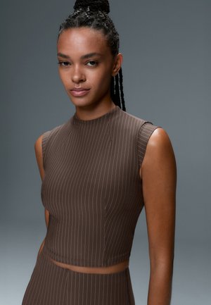 OYSHO, COMPRESSIVE SHORT-SLEEVED PINSTRIPE TANK TOP - Haut - brown