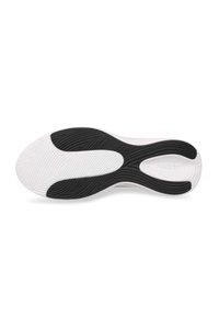 Podešev boty s bílým základem a černými gumovými akcenty. Má texturovaný povrch s drážkami pro uchopení a podporu. Zaoblené okraje.