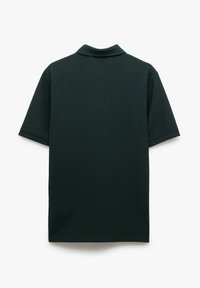 Ciemnozielona polo z prążkowanej tkaniny, z miękkim kołnierzykiem i krótkimi rękawami, charakteryzująca się prostym dołem i teksturowanym materiałem, który dodaje wizualnego zainteresowania.