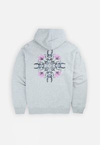 Felpa grigia con grafica centrale che presenta design floreali e di scarabei in nero, rosa e blu. Include un cappuccio con coulisse e polsini a costine.