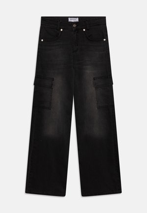 Schwarze, weit geschnittene Cargo-Jeans mit Fronttaschen, Gürtelschlaufen, Knopfverschluss und Klappentaschen an jedem Oberschenkel.