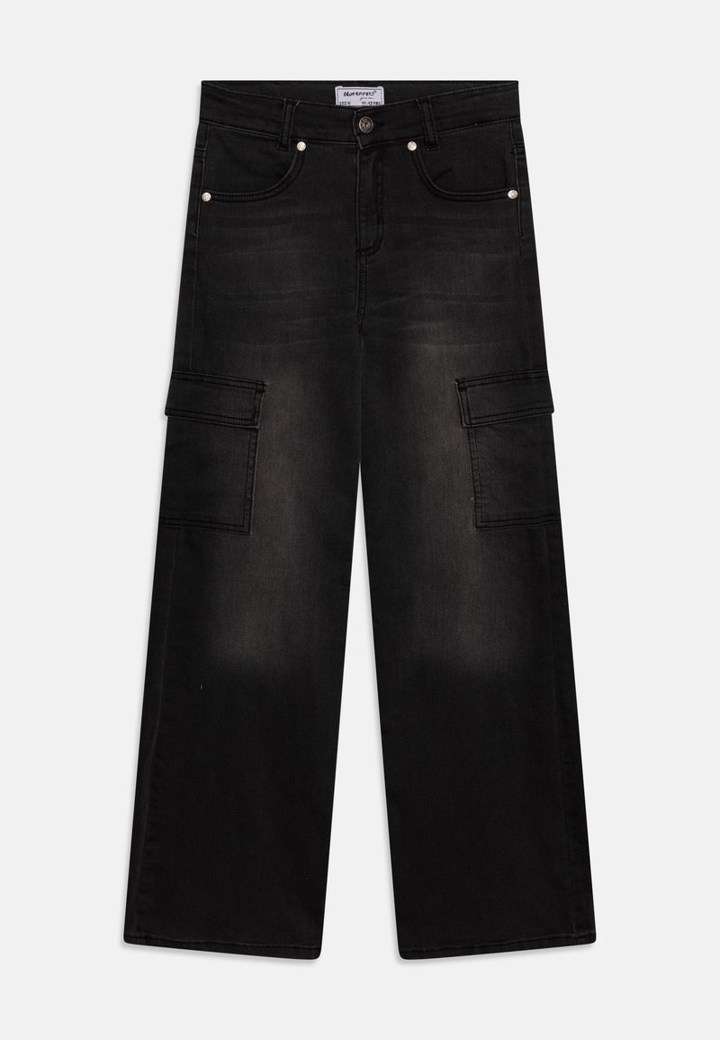 Pantaloni cargo in denim nero a gamba larga con tasche frontali, passanti per cintura, chiusura con bottoni e tasche con patta su ogni coscia.
