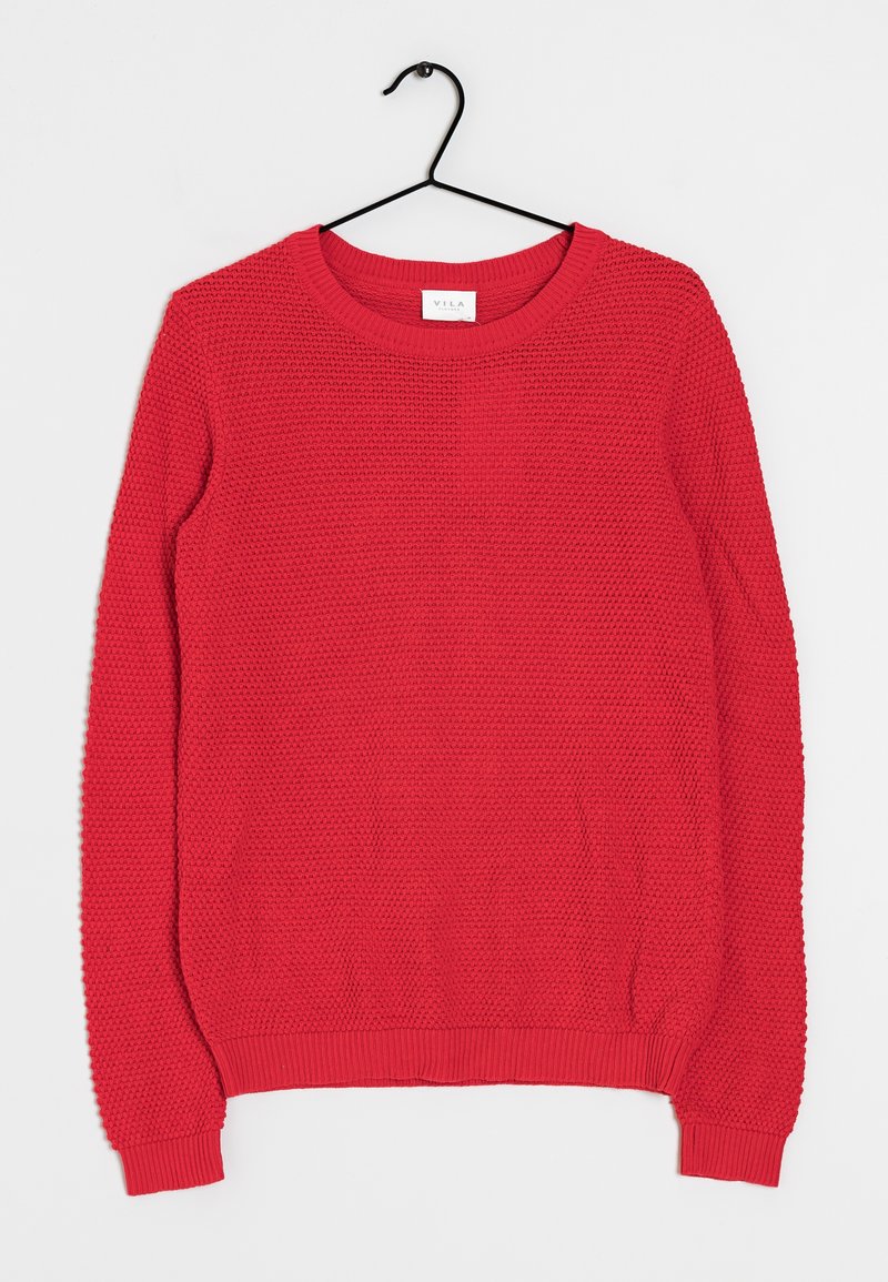 Maglione rosso lavorato a maglia con scollatura rotonda, polsini e orlo a costine, motivo testurizzato su tutta la superficie e un'etichetta con la scritta "VILA" sul collo.