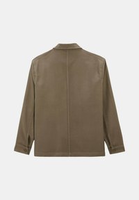 Chemise marron à manches longues avec des poignets à boutons vue de dos, comportant une couture verticale centrale et un col évasé.