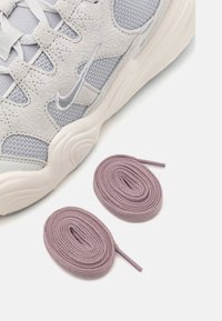 Nike Sportswear TECH HERA - Joggesko - photon dust/wolf grey/sail/white