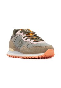 Zapatillas deportivas con una mezcla de malla gris y gamuza beige. Presentan acentos naranjas y cordones oliva. Suela de goma gruesa naranja para mayor tracción.