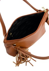 Braune Leder-Crossbody-Tasche mit Quasten-Detail, offener Reißverschluss, der das schwarze Innenfutter mit Venezia-Logo zeigt.